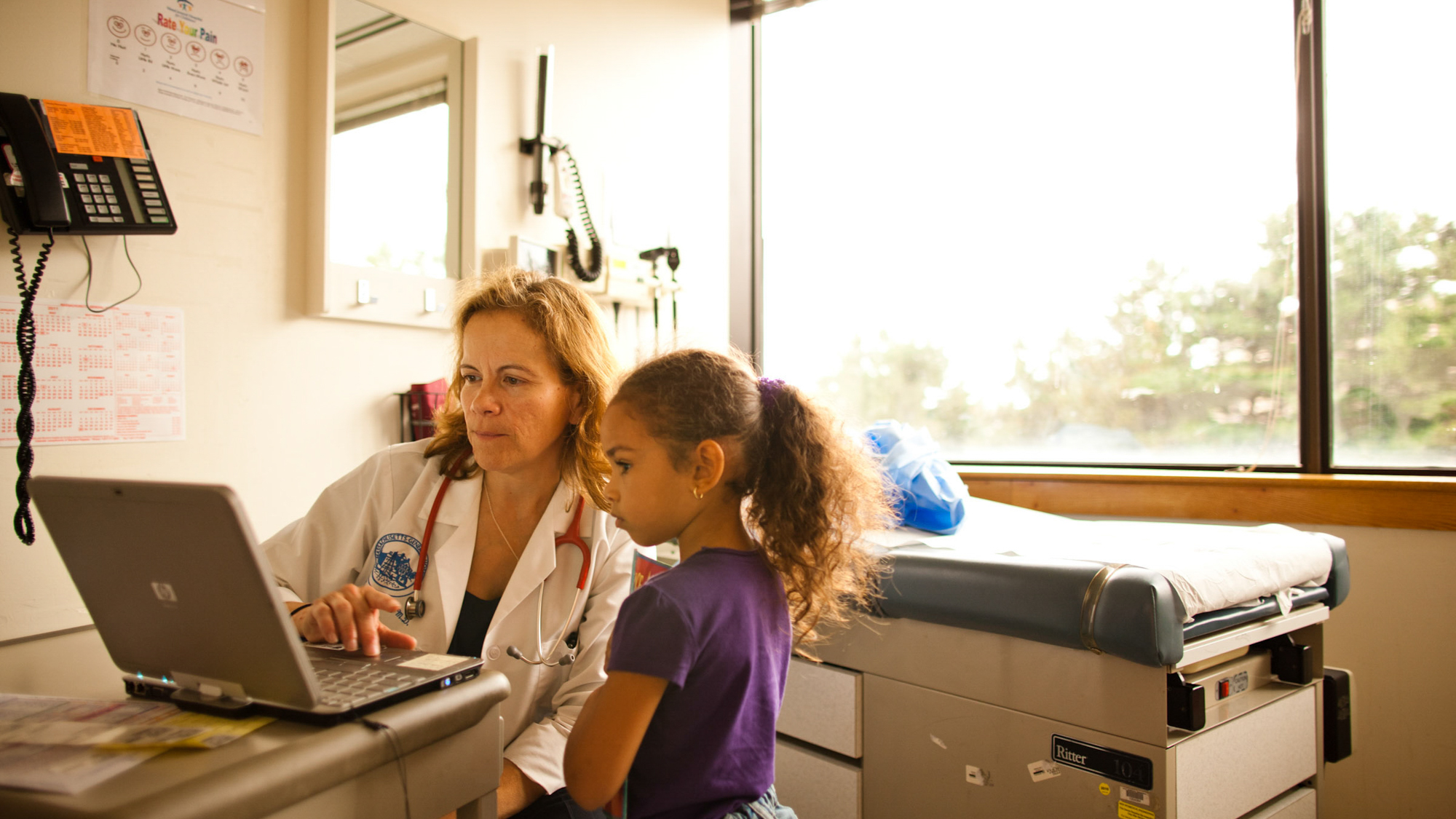 clinichan and child look at screen